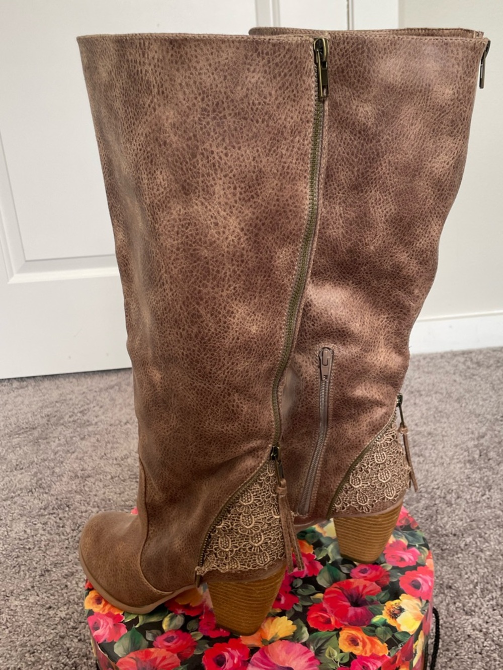 BOUTIQUE NOT RATED BOOTS WITH DETAIL size 8.5 - Picture 2 of 9